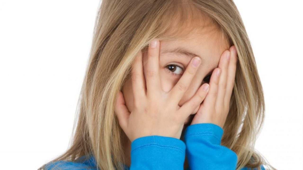 Почему дети стесняются и нужно ли помогать им преодолеть застенчивость